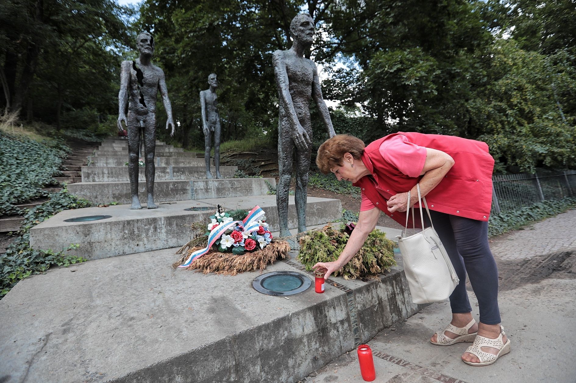 Pieta u pomníku obětí komunismu od Olbrama Zoubka na pražském Újezdu