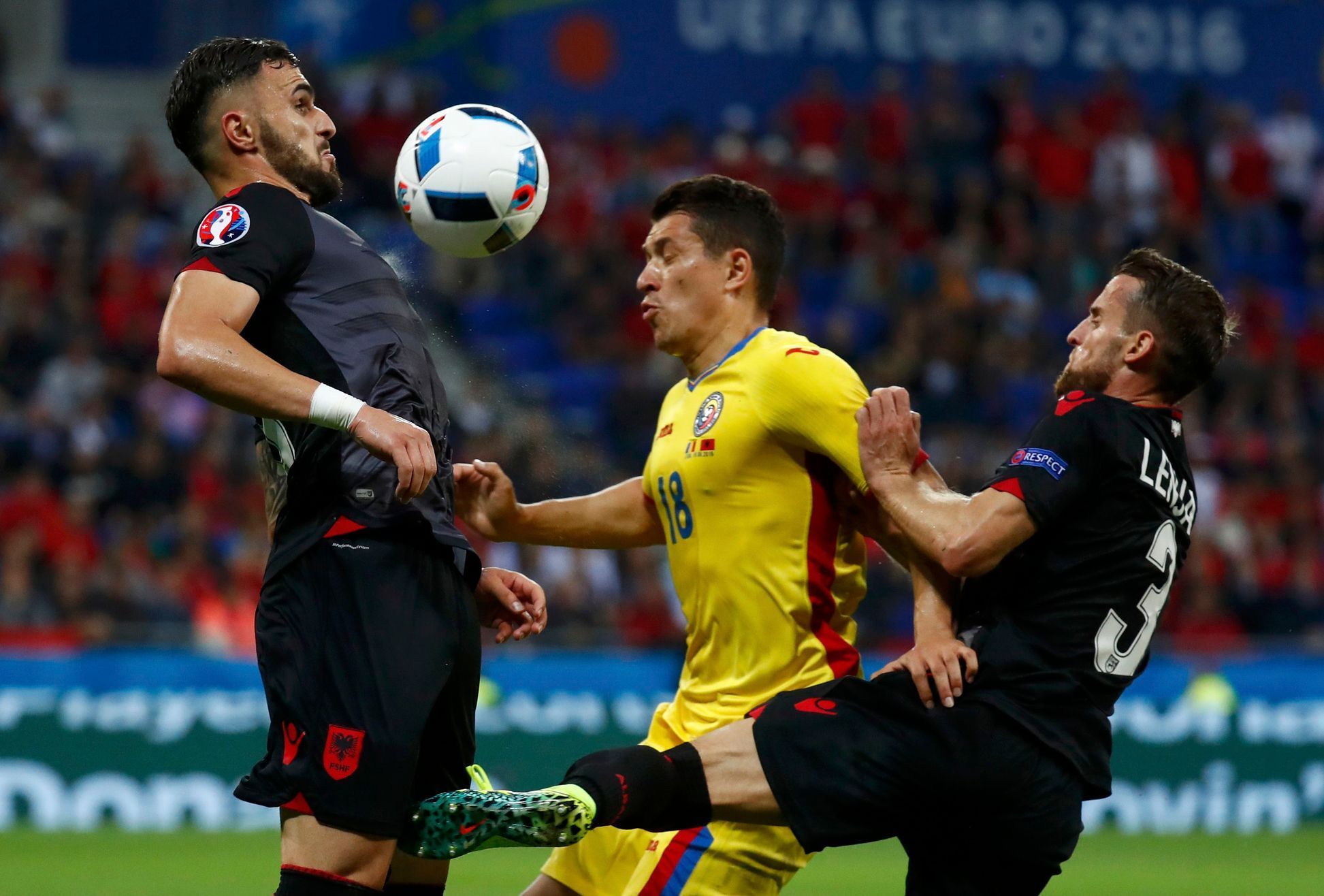 Euro 2016, Rumunsko-Albánie:Andrei Prepelita - Armando Sadiku a Ermir Lenjani (3)