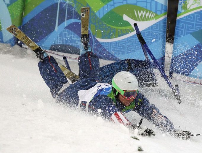 Loňský mistr světa v akrobatickém lyžování Patrick Deneen z USA padá na boulích. Au.