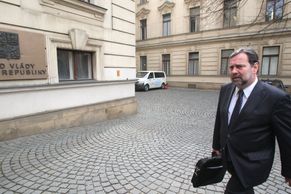 Vítězný Nečas a zpráskaný John