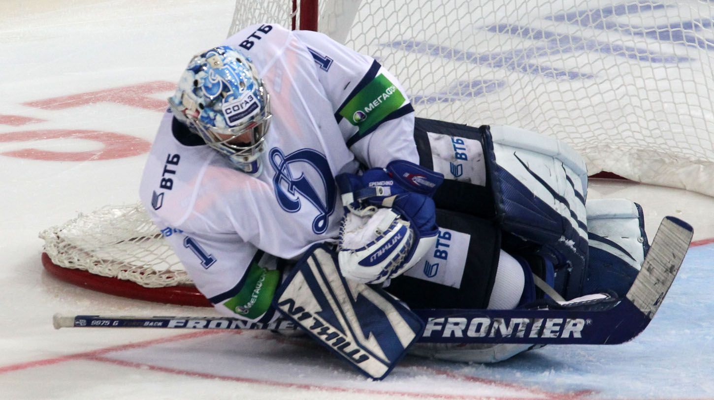 Hokejový brankář Dynama Moskva Alexandr Jerjomenko v utkání KHL 2012/13 proti Lvu Praha.