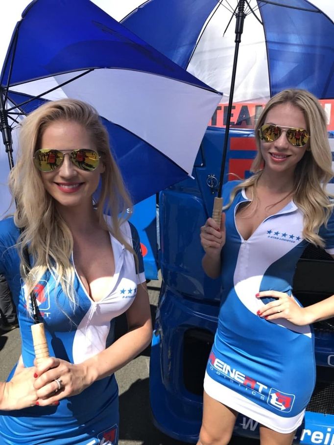 Grid girls na závodě ME tahačů na Nürburgringu