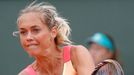 Klára Zakopalová returnuje proti Rusce Marii Šarapovové během osmifinále French Open 2012