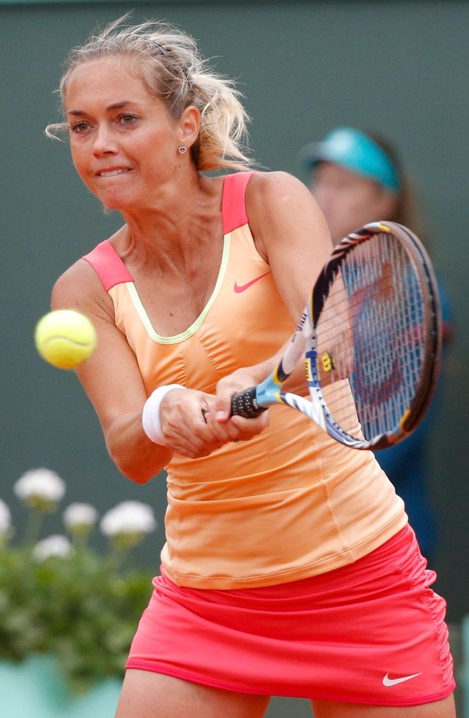 Klára Zakopalová returnuje proti Rusce Marii Šarapovové během osmifinále French Open 2012