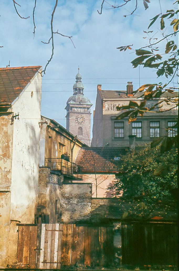 Budějovická dominanta – Černá věž – střeží město už čtyři století. Říjen 1964.