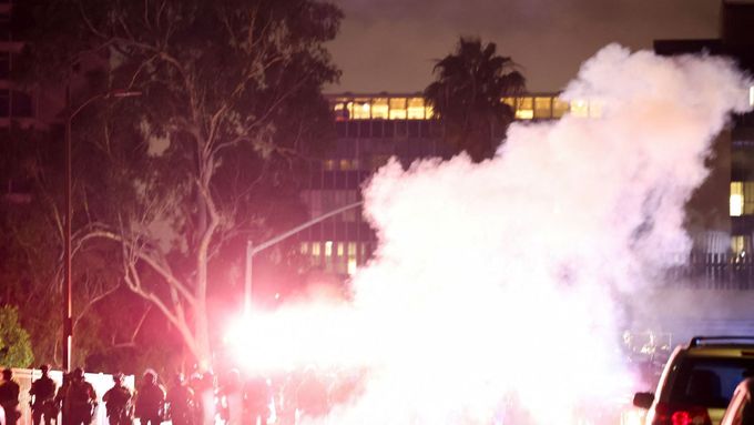 Protesty v Los Angeles se vyostřují.
