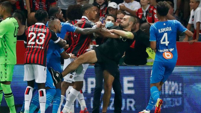 Monstrózní bitka ve francouzské lize. Fanoušci vtrhli na hřiště, pustili se do hráčů