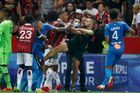 Monstrózní bitka v Ligue 1. Fanoušci škrtili hráče, chytli se i prezidenti