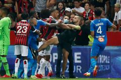 Monstrózní bitka v Ligue 1. Fanoušci škrtili hráče, chytli se i prezidenti