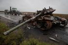 Zničený ruský tank na ukrajinské silnici.