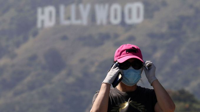 Žena v americkém městě Los Angeles se kvůli epidemii koronaviru chrání rouškou a rukavicemi.