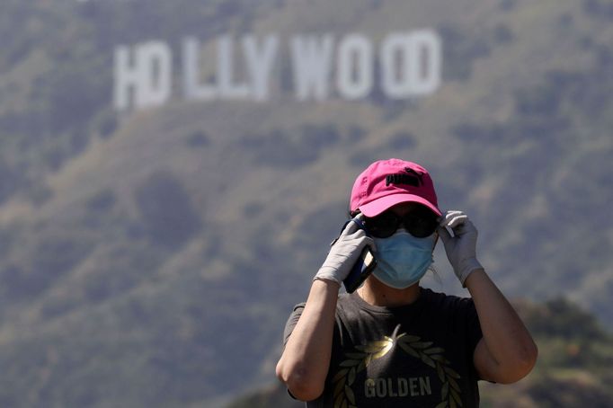 Žena v americkém městě Los Angeles se kvůli epidemii koronaviru chrání rouškou a rukavicemi.