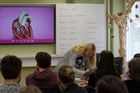 Stačí kliknout a model srdce na obrazovce začne pulzovat. "Tady vidíte, jak se krev žílou nasaje do pravé síně," ukazuje učitelka Lenka Vašátková, "A kam pak mizí z té komory? Ano, do plic, tady."
