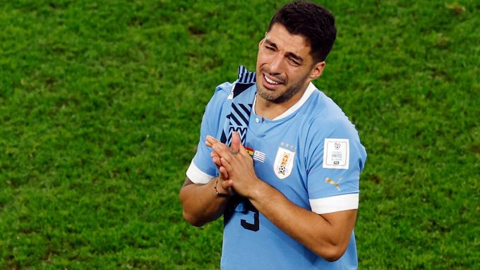 Zničený Luis Suárez v závěru zápasu Uruguaye s Ghanou.