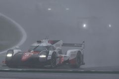 Toyota prolomila prokletí z Le Mans až doma. Bohové hory Fudži seslali mlhu, která se dala krájet