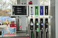 Zdražování benzinu a nafty zrychluje. Nejvíce zaplatí řidiči na Vysočině a v Praze
