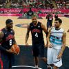 Američtí basketbalisté Lebron James a Tyson Chandler nadávají Argentinci Carlosu Delfinovi v utkání skupiny A na OH 2012 v Londýně.