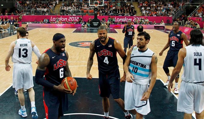 Američtí basketbalisté Lebron James a Tyson Chandler nadávají Argentinci Carlosu Delfinovi v utkání skupiny A na OH 2012 v Londýně.