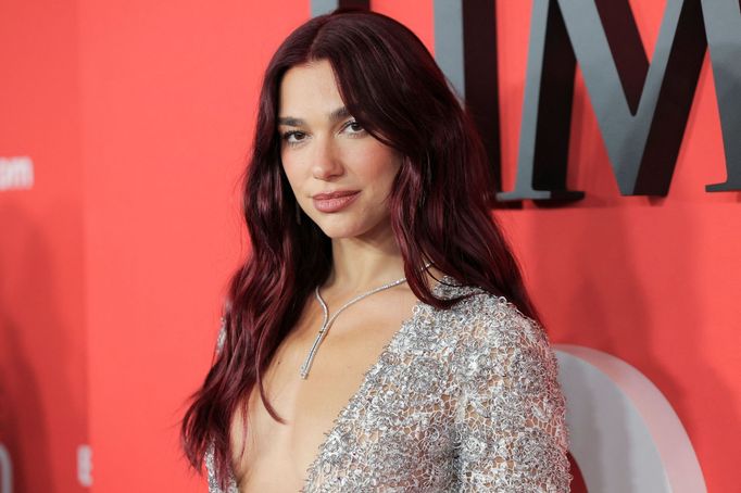 Zpěvačka Dua Lipa na dubnovém galavečeru Time Magazine 100.