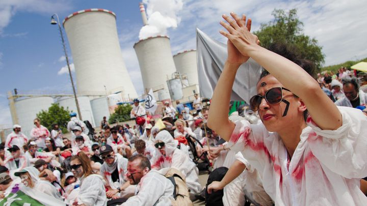 Demonstranti v bílých overalech obklopili elektrárnu v Chvaleticích a blokují vjezd