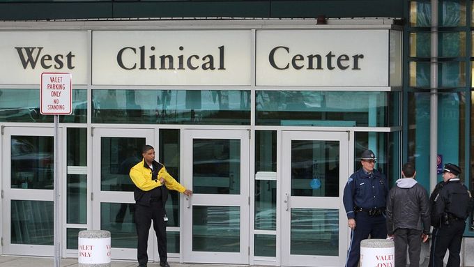 Policisté hlídkují před bostonskou nemocnicí Beth Israel Deaconess Medical Center, kde se léčí Džochar Carnajev, 19letý mladík podezřelý z útoků při bostonském maratónu.