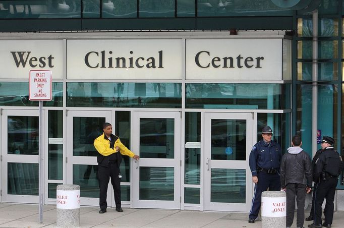 Policisté hlídkují před bostonskou nemocnicí Beth Israel Deaconess Medical Center, kde se léčí Džochar Carnajev, 19letý mladík podezřelý z útoků při bostonském maratónu.