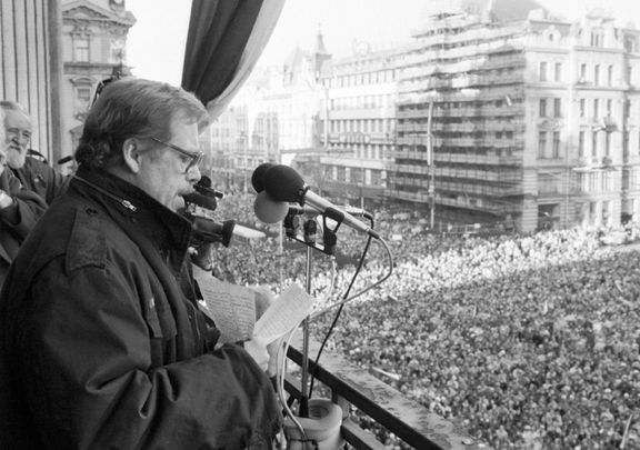 Václav Havel během manifestace na pražském Václavském náměstí, která se konala 10. prosince 1989 při příležitosti Dne lidských práv.