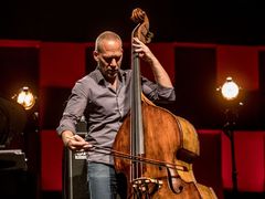 Avishai Cohen se zatím ke kritice nevyjádřil.