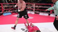 ALEXANDER POVĚTKIN VS. MIKE PEREZ – KO 1. KOLO: Na ten zápas čekalo hodně fanoušků těžké váhy. Povětkin se vyšvihl v roce 2014 po zkušenosti s Vladimirem Kličkem zpět mezi elitu, Kubánec si udělal v letech 2012 a 2013 skvělé jméno. Jenže výhra s brutálními následky nad Rusem Magomedem Abdusalamovem na něm zanechala pořádně hlubokou stopu. Proti Povětkinovi šel Perez tvrdě k zemi už po minutě a půl. A nejspíše tím skončila i jeho kariéra.