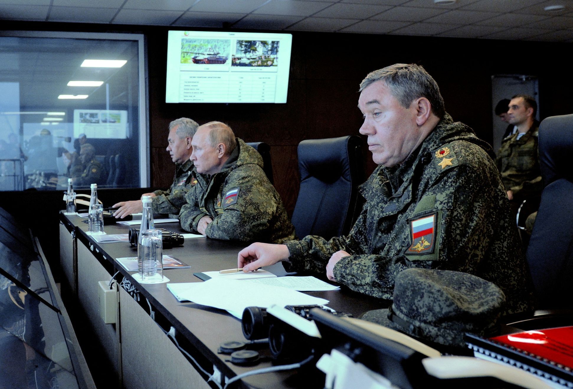 Sergej Šojgu, Vladimir Putin a Valerij Gerasimov během vojenského cvičení.