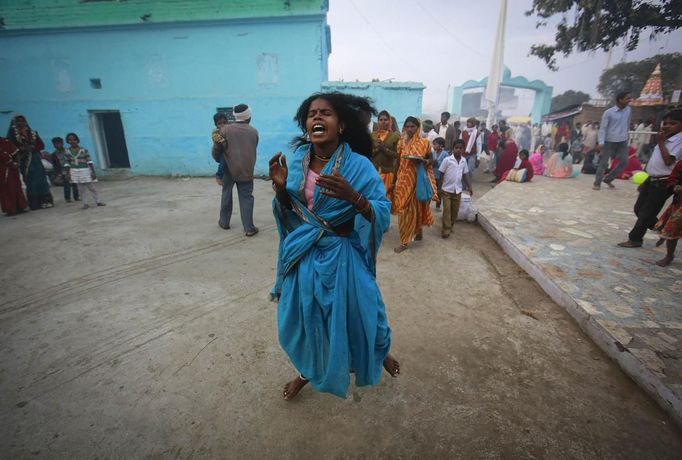 A devotee who is believed to be possessed by evil spirits shouts slogans as she runs in a state of trance around the courtyard of Guru Deoji Maharaj temple during a ghost fair at Malajpur village in Betul district in the central Indian state of Madhya Pradesh January 27, 2013. People from across India come to this fair to be exorcised of �evil spirits�. They are usually brought by relatives and they are most often women. The exorcism involves running around the temple courtyard to make the 'ghost' weak then being beaten by a priest with a broom. Picture taken January 27, 2013. REUTERS/Danish Siddiqui (INDIA - Tags: SOCIETY RELIGION) ATTENTION EDITORS: PICTURE 11 OF 24 FOR PACKAGE 'INDIAN GHOSTBUSTERS' SEARCH 'INDIA GHOST' FOR ALL IMAGES Published: Úno. 5, 2013, 5:09 dop.