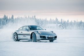 Jak jezdit na ledu? Nejlépe bokem. Učili jsme se řídit porsche za polárním kruhem