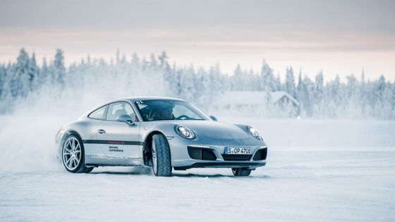 Jak jezdit na ledu? Nejlépe bokem. Učili jsme se řídit porsche za polárním kruhem