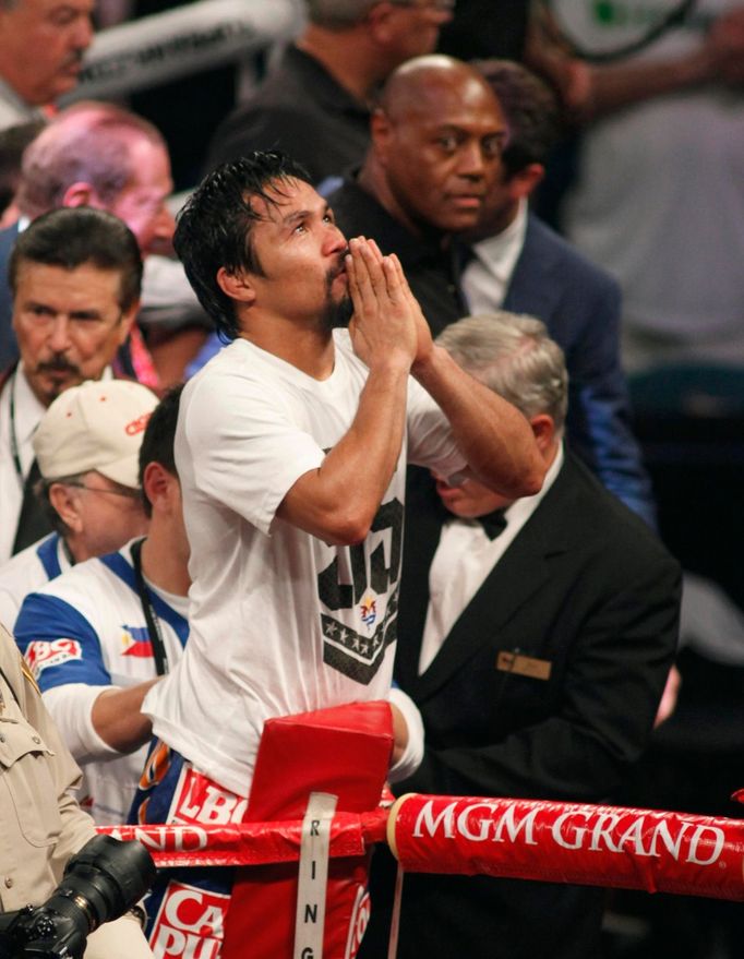 Filipínec Manny Pacquiao se modlí po porážce od Američana Timothy Bradleyho v souboji welterova váhy o titul mistra světa WBO.