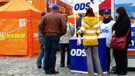 ODS rozdávala své "papírové" kandidáty hned v sousedství oranžové záplavy celý konkurenční mítink. Její roznašeči si dokonce troufli mezi příznivce ČSSD. Nabízeli jim nejen konkurenci, ale i další volební koncert. Zatímco špičky ODS přivezli na Hanou muzikálového zpěváka a Petru Janů, ODS do voleb Olomoučanům nabídne Petra Koláře, Aleše Brichtu, Láďu Kerndla, Helenu Zeťovou a Ewu Farnu.