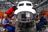 „Je to nadčasový produkt," tvrdí o L-410 předseda představenstva Aircraft Industries Pavel Vach. Elegantní design, odolná konstrukce, silné motory a moderní „vnitřnosti" mu dávají za pravdu. Letos firma čeká tržby až 900 milionů korun.