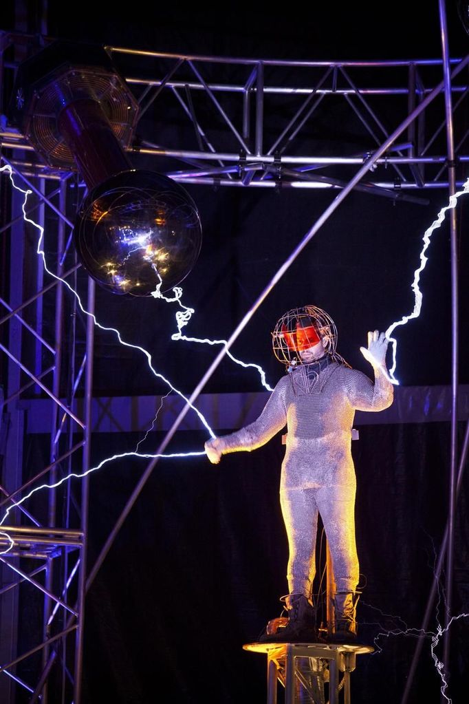 Magician David Blaine channels bolts of electricity from various tesla coils charged with one million volts of electricity during a stunt on Pier 54 in New York, October 5, 2012. Blaine hopes to stand in the same position for 72 hours. REUTERS/Andrew Burton (UNITED STATES - Tags: SOCIETY ENTERTAINMENT) Published: Říj. 6, 2012, 3:57 dop.