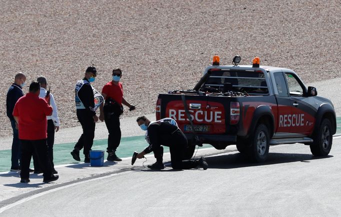 Oprava utrženého víka kanálu před kvalifikací na VC Portugalska formule 1