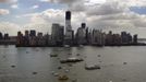 The Space Shuttle Enterprise floats up the Hudson River June 6, 2012, as it rides past the New York skyline on a barge to be placed at the Intrepid Sea, Air and Space Museum. REUTERS/Lucas Jackson (UNITED STATES - Tags: SCIENCE TECHNOLOGY TRANSPORT) Published: Čer. 6, 2012, 5:05 odp.