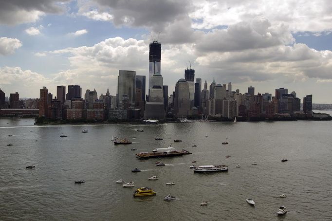 The Space Shuttle Enterprise floats up the Hudson River June 6, 2012, as it rides past the New York skyline on a barge to be placed at the Intrepid Sea, Air and Space Museum. REUTERS/Lucas Jackson (UNITED STATES - Tags: SCIENCE TECHNOLOGY TRANSPORT) Published: Čer. 6, 2012, 5:05 odp.