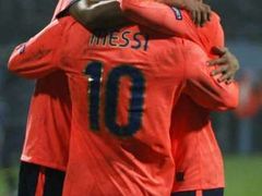 Lionel Messi slaví se spoluhráči z Barcelony vstřelenou branku