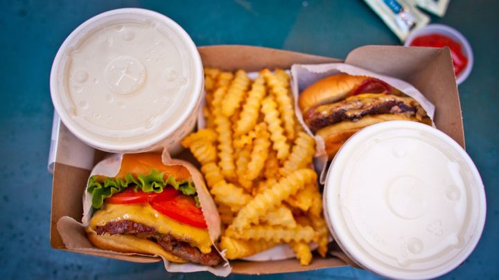 Jídelny a fast foody v Česku vyhodí 27 tisíc tun jídla ročně, ukázal průzkum