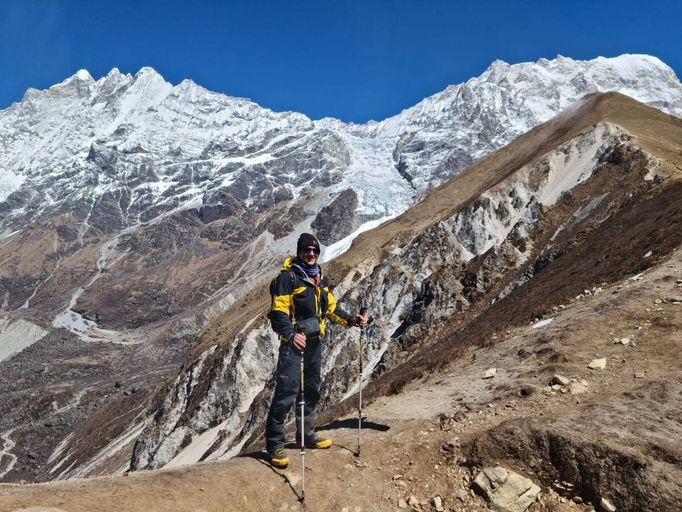 Saša Rašilov v pohoří Himálaje při natáčení nového filmu Na horách.
