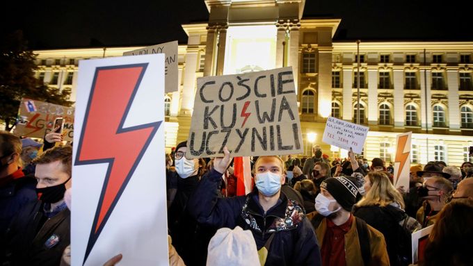 Protesty proti zpřísnění potratových zákonů v Polsku.