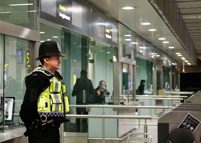 Policista dohlíží na pořádek na nádraží St. Pancras v Londýně. Vlaky, které tudy vyjíždějí směr Eurotunel, se v neděli opět zastavily.