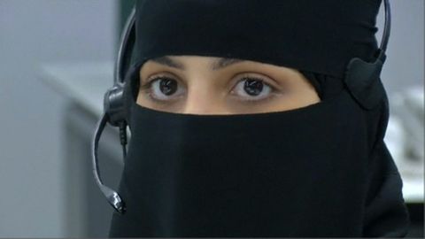 Operátorky v nikábu. Saúdové poprvé pustili k tísňovým linkám ženy