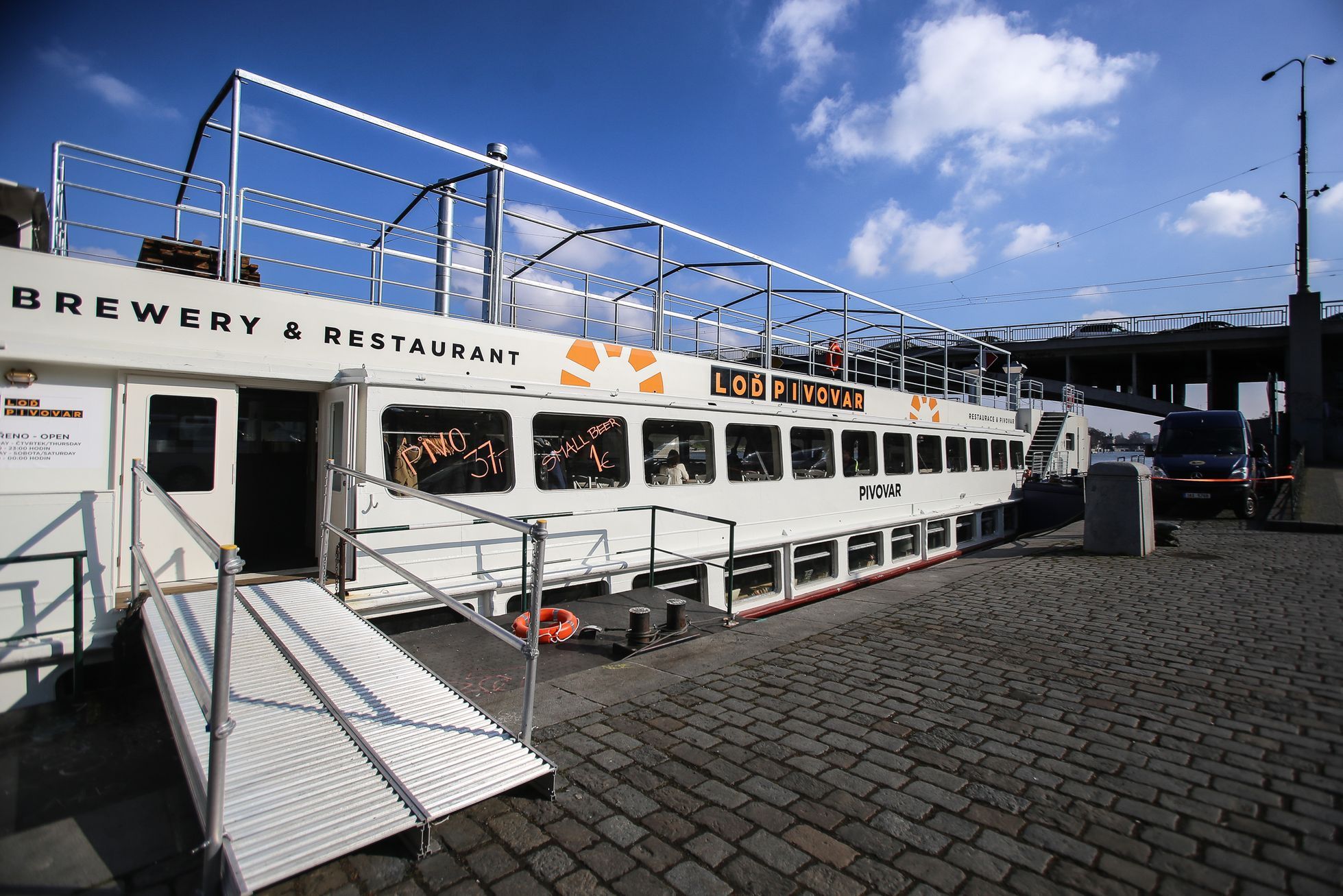 Loď Pivovar - restaurace s vlastním pivovarem na lodi v Praze