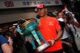 Hamilton nese pohár pro vítěze ukázat McLarenu