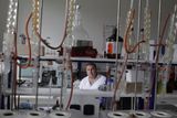 Inženýr Tomáš Gregor ve své laboratoři podrobuje destiláty chromatografii.