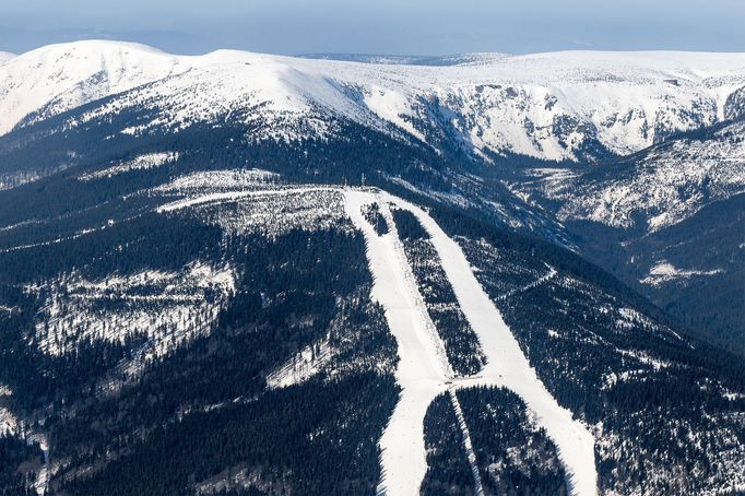 Krkonoše z výšky. Zimní snímky od Vrbatovy boudy až po Sněžku